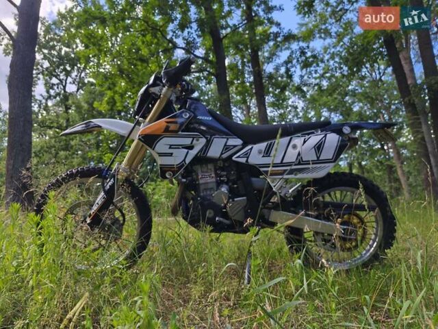 Белый Сузуки DR-Z 400SM, объемом двигателя 0.4 л и пробегом 12 тыс. км за 6400 $, фото 19 на Automoto.ua