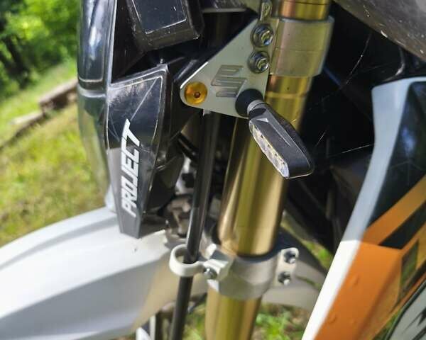 Белый Сузуки DR-Z 400SM, объемом двигателя 0.4 л и пробегом 12 тыс. км за 6400 $, фото 11 на Automoto.ua