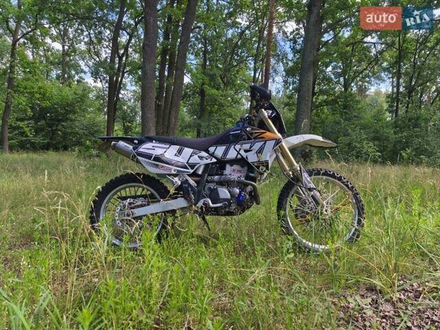 Белый Сузуки DR-Z 400SM, объемом двигателя 0.4 л и пробегом 12 тыс. км за 6400 $, фото 7 на Automoto.ua