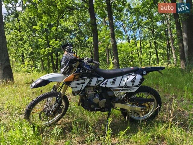 Белый Сузуки DR-Z 400SM, объемом двигателя 0.4 л и пробегом 12 тыс. км за 6400 $, фото 17 на Automoto.ua