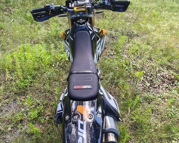 Белый Сузуки DR-Z 400SM, объемом двигателя 0.4 л и пробегом 12 тыс. км за 6400 $, фото 8 на Automoto.ua
