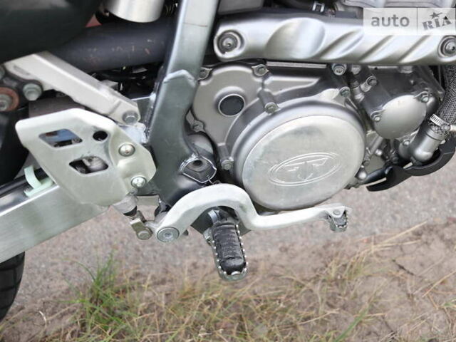 Черный Сузуки DR-Z 400SM, объемом двигателя 0.4 л и пробегом 37 тыс. км за 5000 $, фото 9 на Automoto.ua