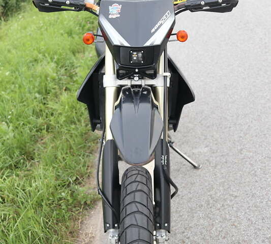 Черный Сузуки DR-Z 400SM, объемом двигателя 0.4 л и пробегом 37 тыс. км за 5000 $, фото 3 на Automoto.ua