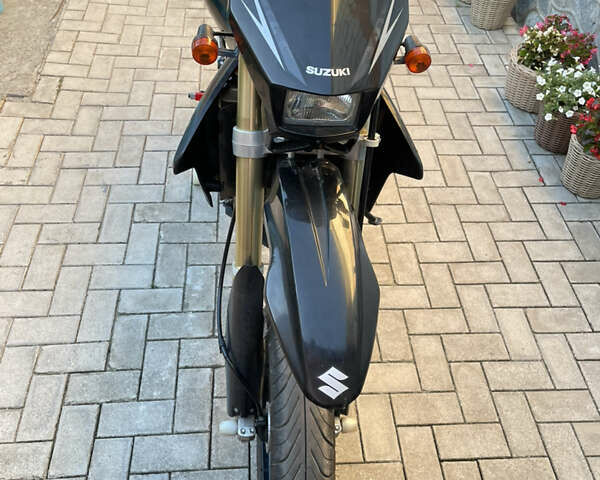 Черный Сузуки DR-Z 400SM, объемом двигателя 0.4 л и пробегом 23 тыс. км за 5200 $, фото 1 на Automoto.ua