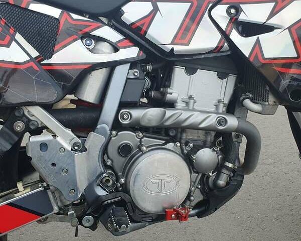 Черный Сузуки DR-Z 400SM, объемом двигателя 0.4 л и пробегом 14 тыс. км за 5500 $, фото 5 на Automoto.ua