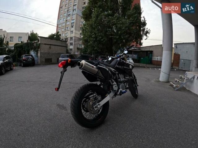 Черный Сузуки DR-Z 400SM, объемом двигателя 0.4 л и пробегом 4 тыс. км за 5300 $, фото 1 на Automoto.ua