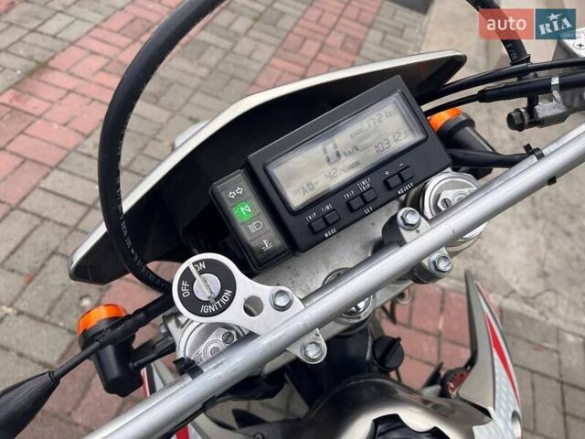 Серый Сузуки DR-Z 400SM, объемом двигателя 0.4 л и пробегом 10 тыс. км за 5300 $, фото 6 на Automoto.ua