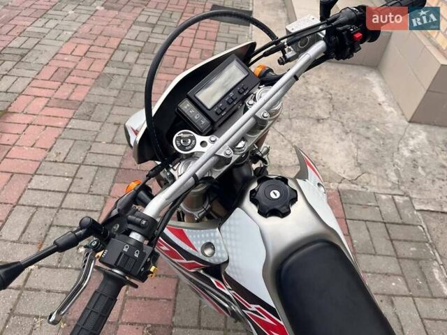 Серый Сузуки DR-Z 400SM, объемом двигателя 0.4 л и пробегом 10 тыс. км за 5300 $, фото 8 на Automoto.ua