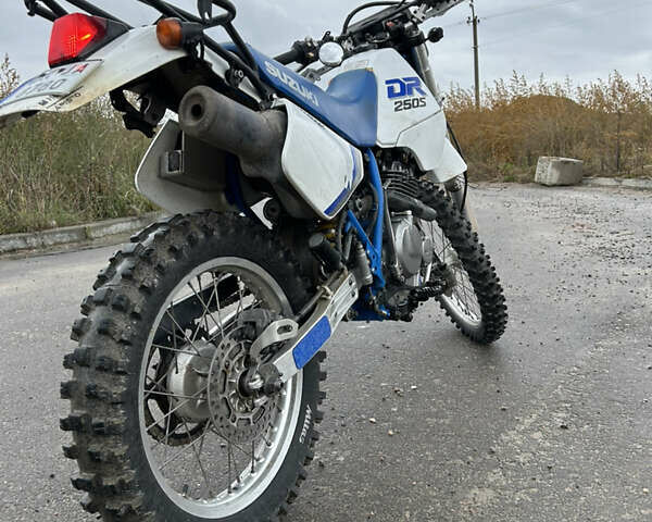 Белый Сузуки DR 250, объемом двигателя 0.25 л и пробегом 45 тыс. км за 2500 $, фото 6 на Automoto.ua