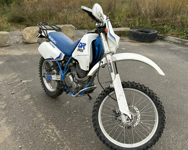 Белый Сузуки DR 250, объемом двигателя 0.25 л и пробегом 45 тыс. км за 2500 $, фото 5 на Automoto.ua