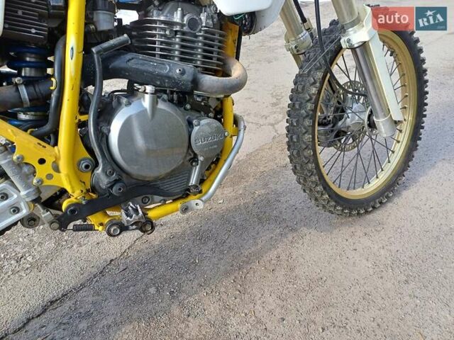Желтый Сузуки DR 250, объемом двигателя 0.25 л и пробегом 43 тыс. км за 2000 $, фото 7 на Automoto.ua