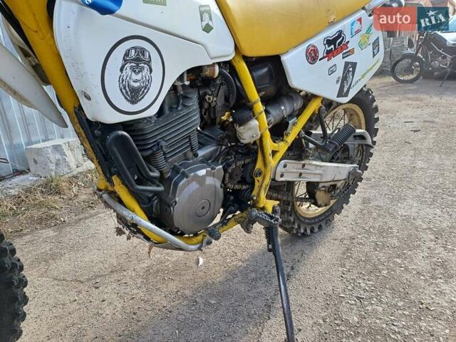 Желтый Сузуки DR 250, объемом двигателя 0.25 л и пробегом 43 тыс. км за 2000 $, фото 3 на Automoto.ua