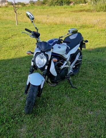 Белый Сузуки Gladius 400, объемом двигателя 0.4 л и пробегом 40 тыс. км за 3500 $, фото 1 на Automoto.ua