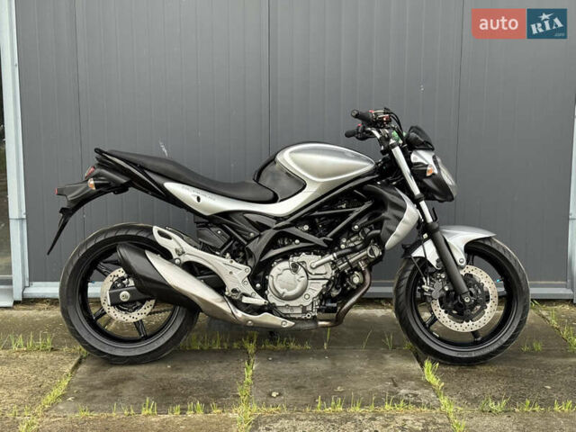Серый Сузуки Gladius 400, объемом двигателя 0.4 л и пробегом 16 тыс. км за 4000 $, фото 2 на Automoto.ua