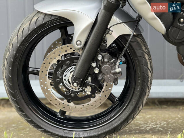 Серый Сузуки Gladius 400, объемом двигателя 0.4 л и пробегом 16 тыс. км за 4000 $, фото 9 на Automoto.ua