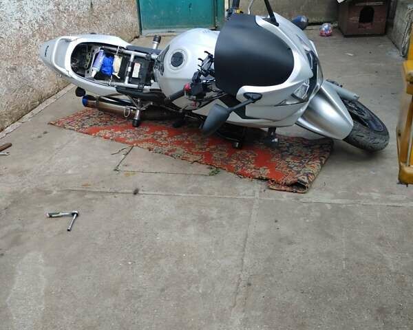 Сірий Сузукі GSF 650 Bandit, об'ємом двигуна 0.65 л та пробігом 31 тис. км за 4250 $, фото 16 на Automoto.ua