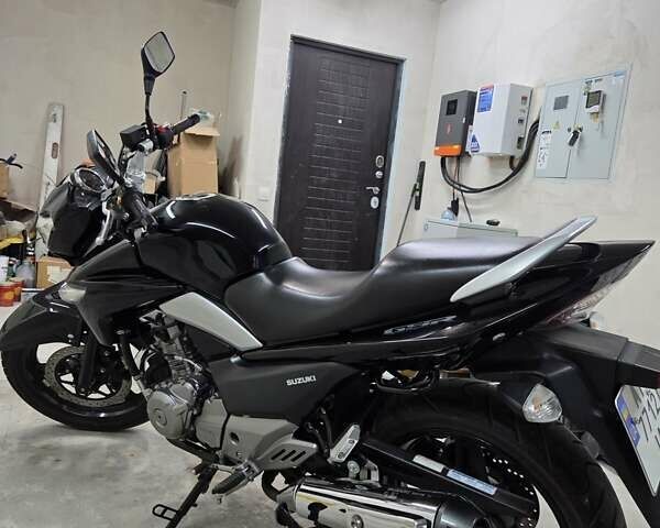 Черный Сузуки GSR 250, объемом двигателя 0.25 л и пробегом 2 тыс. км за 3000 $, фото 3 на Automoto.ua