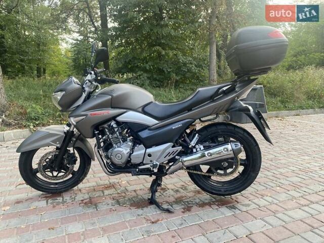 Серый Сузуки GSR 250, объемом двигателя 0 л и пробегом 35 тыс. км за 2600 $, фото 1 на Automoto.ua