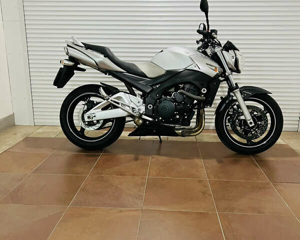 Серый Сузуки GSR 600, объемом двигателя 0.6 л и пробегом 28 тыс. км за 5800 $, фото 23 на Automoto.ua