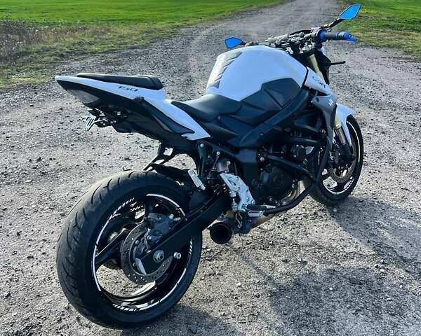 Белый Сузуки GSR 750, объемом двигателя 0 л и пробегом 27 тыс. км за 4444 $, фото 5 на Automoto.ua