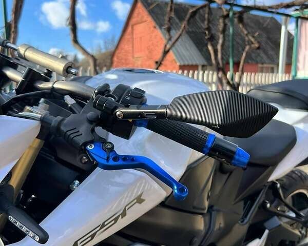 Белый Сузуки GSR 750, объемом двигателя 0 л и пробегом 27 тыс. км за 4444 $, фото 11 на Automoto.ua