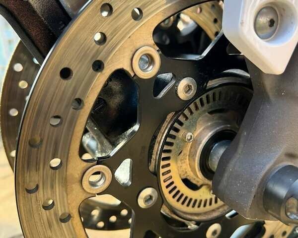 Белый Сузуки GSR 750, объемом двигателя 0 л и пробегом 27 тыс. км за 4444 $, фото 24 на Automoto.ua