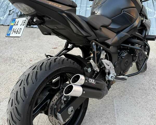 Черный Сузуки GSR 750, объемом двигателя 0.75 л и пробегом 31 тыс. км за 8100 $, фото 4 на Automoto.ua