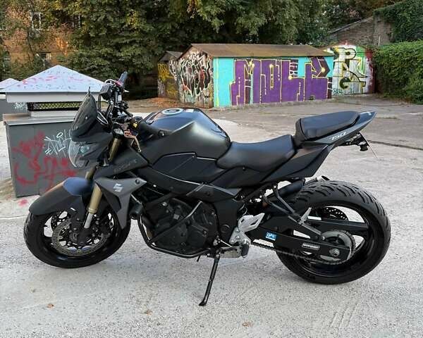 Черный Сузуки GSR 750, объемом двигателя 0.75 л и пробегом 31 тыс. км за 8100 $, фото 2 на Automoto.ua