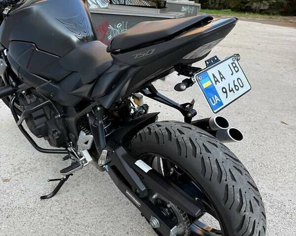 Черный Сузуки GSR 750, объемом двигателя 0.75 л и пробегом 31 тыс. км за 8100 $, фото 6 на Automoto.ua