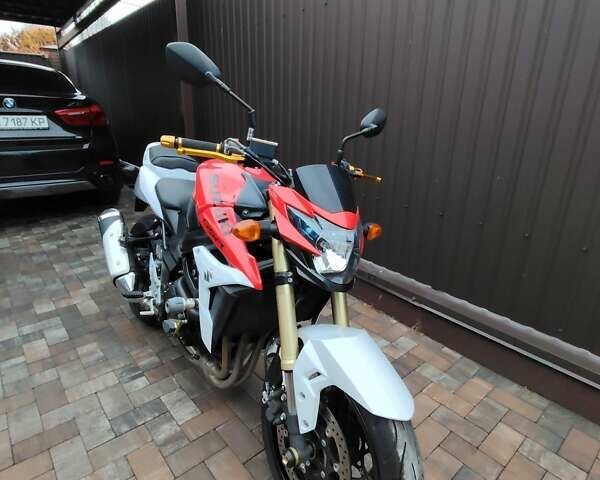 Сузуки GSR 750, объемом двигателя 0.75 л и пробегом 9 тыс. км за 8200 $, фото 2 на Automoto.ua