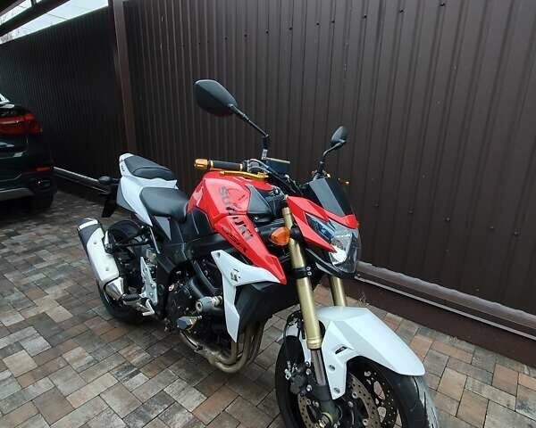 Сузуки GSR 750, объемом двигателя 0.75 л и пробегом 9 тыс. км за 8200 $, фото 4 на Automoto.ua