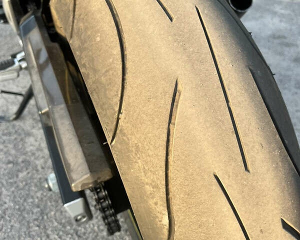 Желтый Сузуки GSR 750, объемом двигателя 0.75 л и пробегом 32 тыс. км за 7200 $, фото 4 на Automoto.ua