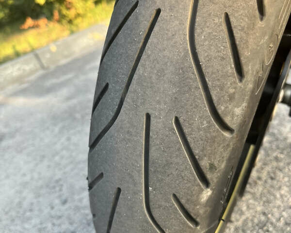 Желтый Сузуки GSR 750, объемом двигателя 0.75 л и пробегом 32 тыс. км за 7200 $, фото 3 на Automoto.ua