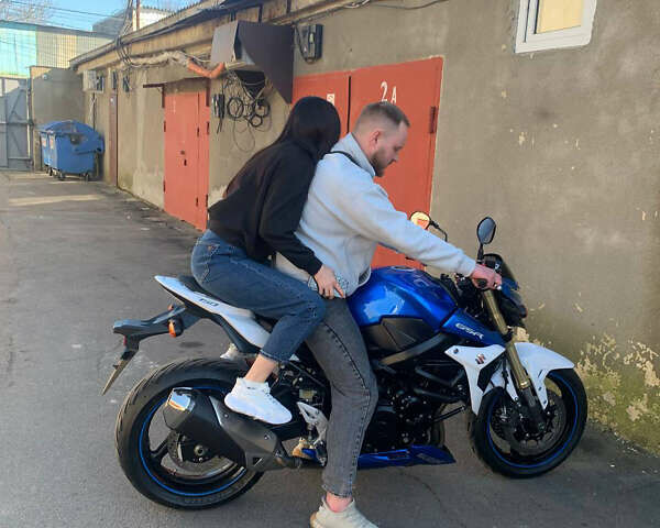 Синий Сузуки GSR 750, объемом двигателя 0.75 л и пробегом 20 тыс. км за 7500 $, фото 1 на Automoto.ua