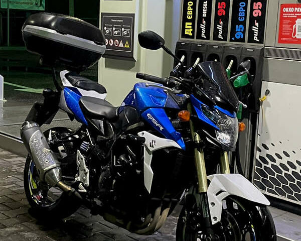 Синий Сузуки GSR 750, объемом двигателя 0.75 л и пробегом 37 тыс. км за 8999 $, фото 3 на Automoto.ua