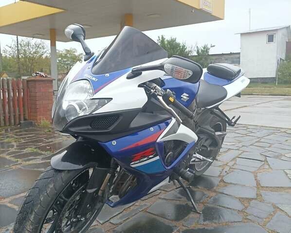 Синий Сузуки GSR 750, объемом двигателя 0 л и пробегом 37 тыс. км за 3500 $, фото 4 на Automoto.ua