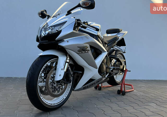 Белый Сузуки GSX-R 600, объемом двигателя 0.6 л и пробегом 25 тыс. км за 7999 $, фото 11 на Automoto.ua