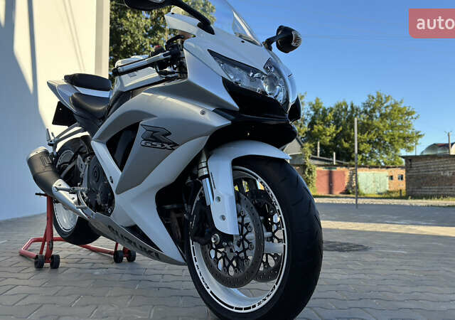 Белый Сузуки GSX-R 600, объемом двигателя 0.6 л и пробегом 25 тыс. км за 7999 $, фото 10 на Automoto.ua