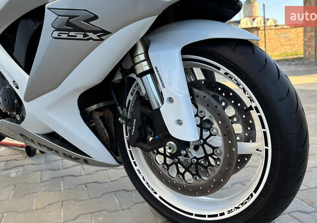 Белый Сузуки GSX-R 600, объемом двигателя 0.6 л и пробегом 25 тыс. км за 7999 $, фото 20 на Automoto.ua