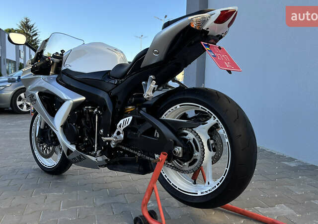 Белый Сузуки GSX-R 600, объемом двигателя 0.6 л и пробегом 25 тыс. км за 7999 $, фото 17 на Automoto.ua