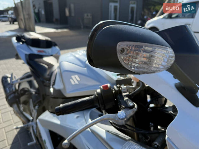 Белый Сузуки GSX-R 600, объемом двигателя 0.6 л и пробегом 35 тыс. км за 8200 $, фото 11 на Automoto.ua