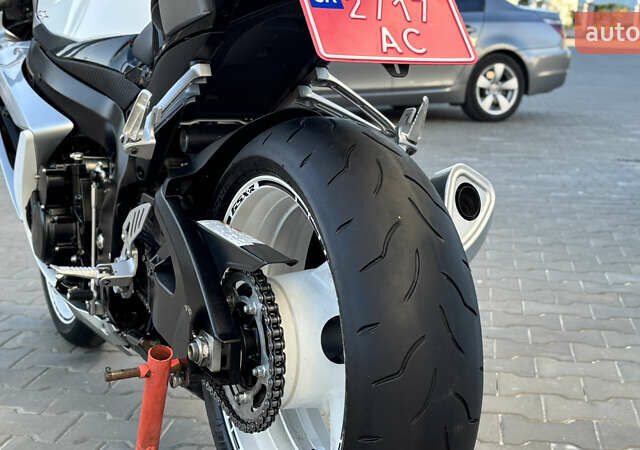 Белый Сузуки GSX-R 600, объемом двигателя 0.6 л и пробегом 25 тыс. км за 7999 $, фото 31 на Automoto.ua