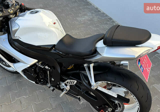 Белый Сузуки GSX-R 600, объемом двигателя 0.6 л и пробегом 25 тыс. км за 7999 $, фото 34 на Automoto.ua