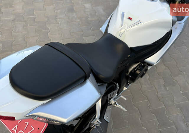 Белый Сузуки GSX-R 600, объемом двигателя 0.6 л и пробегом 25 тыс. км за 7999 $, фото 33 на Automoto.ua