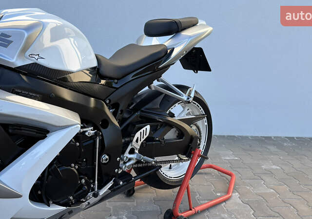 Белый Сузуки GSX-R 600, объемом двигателя 0.6 л и пробегом 25 тыс. км за 7999 $, фото 15 на Automoto.ua
