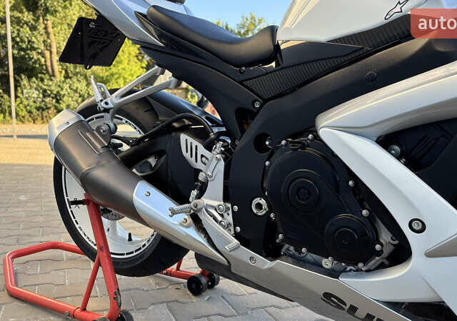 Белый Сузуки GSX-R 600, объемом двигателя 0.6 л и пробегом 25 тыс. км за 7999 $, фото 19 на Automoto.ua