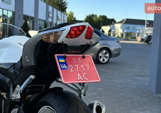 Белый Сузуки GSX-R 600, объемом двигателя 0.6 л и пробегом 25 тыс. км за 7999 $, фото 29 на Automoto.ua