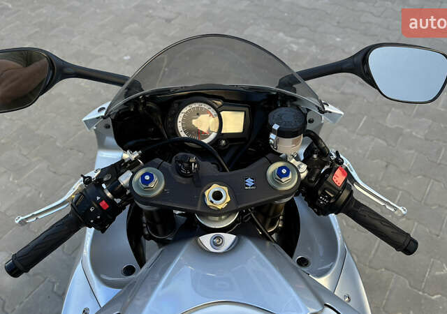 Белый Сузуки GSX-R 600, объемом двигателя 0.6 л и пробегом 25 тыс. км за 7999 $, фото 37 на Automoto.ua