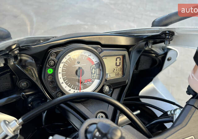 Белый Сузуки GSX-R 600, объемом двигателя 0.6 л и пробегом 25 тыс. км за 7999 $, фото 42 на Automoto.ua