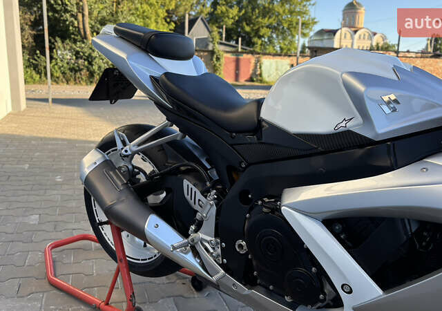 Белый Сузуки GSX-R 600, объемом двигателя 0.6 л и пробегом 25 тыс. км за 7999 $, фото 14 на Automoto.ua